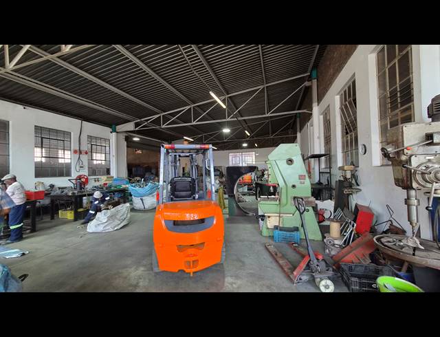 1,396M² WAREHOUSE FOR SALE IN JET PARK